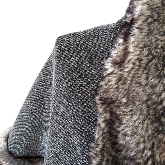 QED London Romantic Gray Faux Fur Trimmed Knit Cape Size M/L - Picture 5 of 7